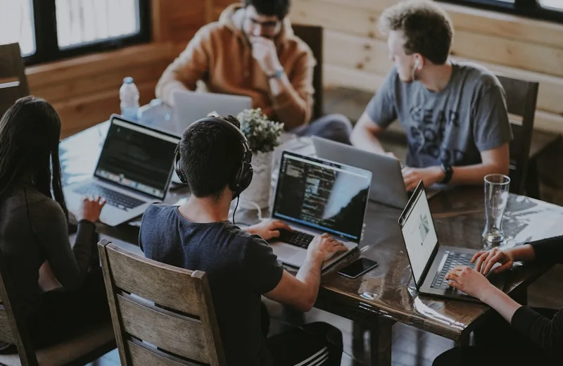 Team di ingegneri software al lavoro su prodotti digitali ad alte prestazioni